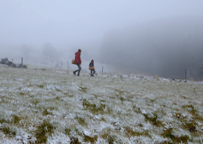 Un cueilleur et son fils partant à la cueillette en hiver