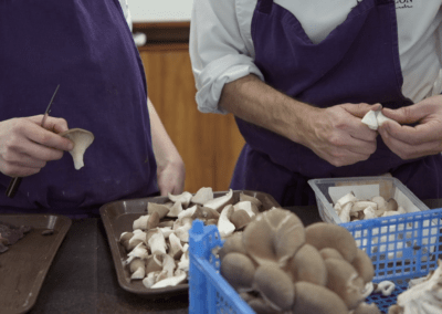 Des cuisiniers préparant des champignons pour le restaurant
