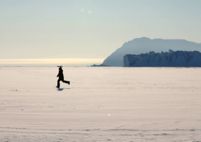 Un enfant inuit joue sur avec son avion sur la banquise