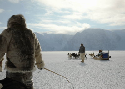 Des inuits, des chiens de traineau et leurs traineau