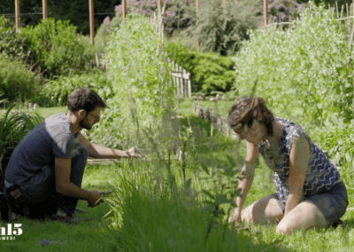 Adrien et Eve qui jardinent
