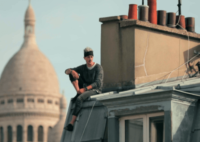 Simon, un explorateur urbain sur les toits de paris près du Sacré-Coeur