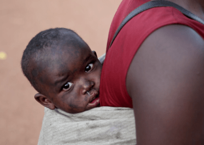 Un enfant rwandais porter par sa mère