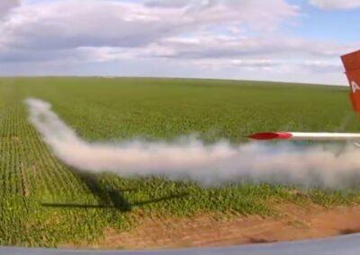 Un avion répandant du glyphosate sur des champs en Argentine