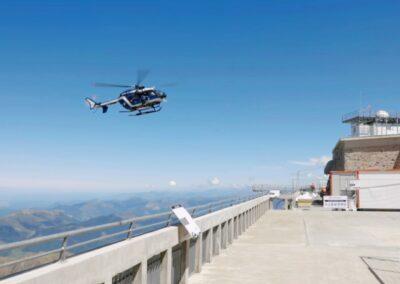 Un hélicoptere viens chercher un touriste ne se sentant pas bien en haut du Pic du Midi
