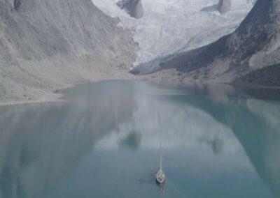 Le bateau des Tabarly arrivant au glacier